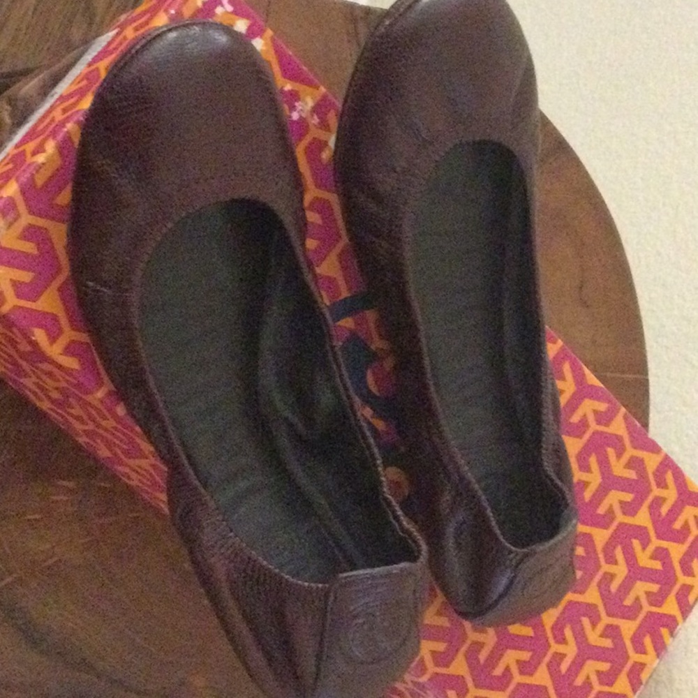 Size 5 Tory Burch flats good condition